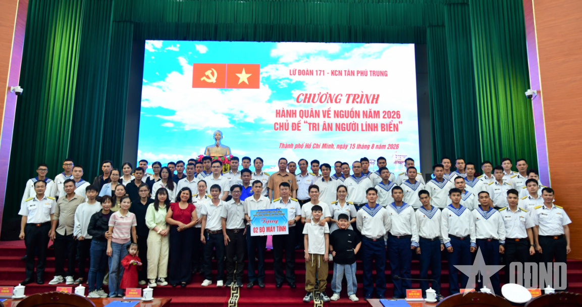 Bồi đắp tình yêu biển, đảo cho nhân dân trên địa bàn đóng quân